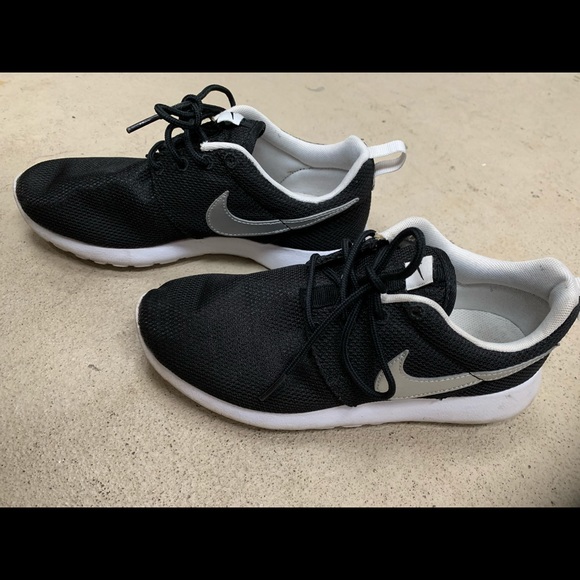 Nike Roshe One - Picture 1 of 4